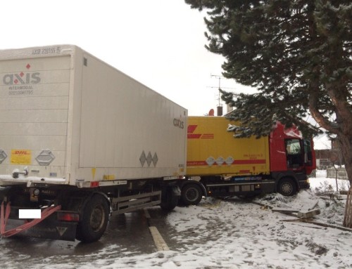 Verkehrsunfall mit LKW auf der B471