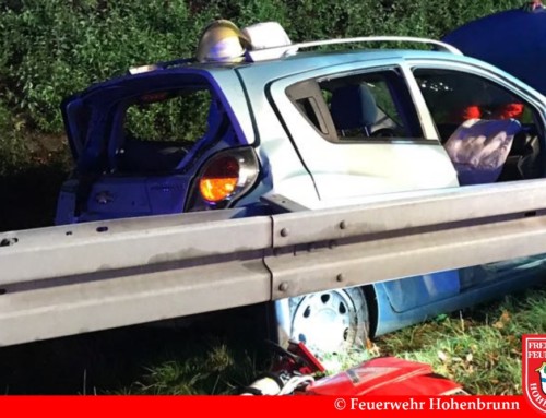 Kleinwagen überschlägt sich auf A99