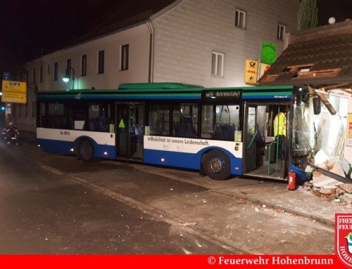 Außer Kontrolle geratener Linienbus kracht in Gebäude