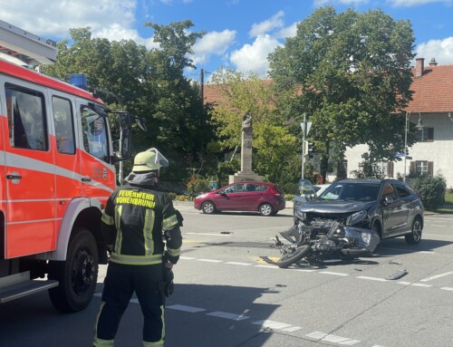 Verkehrsunfall zwischen Motorrad und PKW in der Ortsmitte