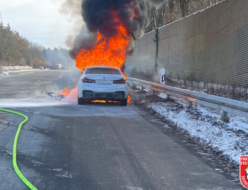BMW M5 auf Staatsstraße 2078 in Vollbrand
