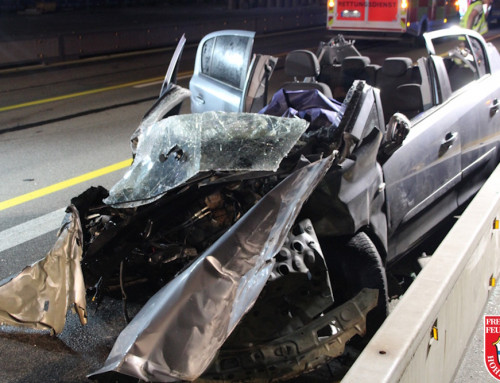 Schwerer Verkehrsunfall auf der A99 in der Baustelle mit eingeklemmter Person – Motor aus PKW gerissen